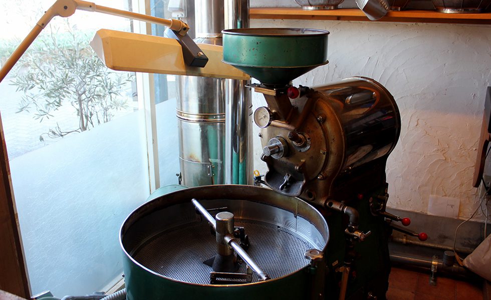 お店に入ってすぐ目に入る50年ものの焙煎機。ロアン時代から大切に使われている