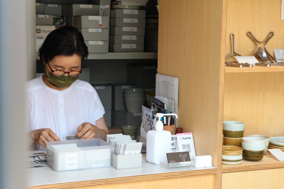 販売担当の横須賀雪枝さん。民藝のお店や日本民藝館に勤めたご経験があり、ヨシタ手工業デザイン室の流通を一手に担っている