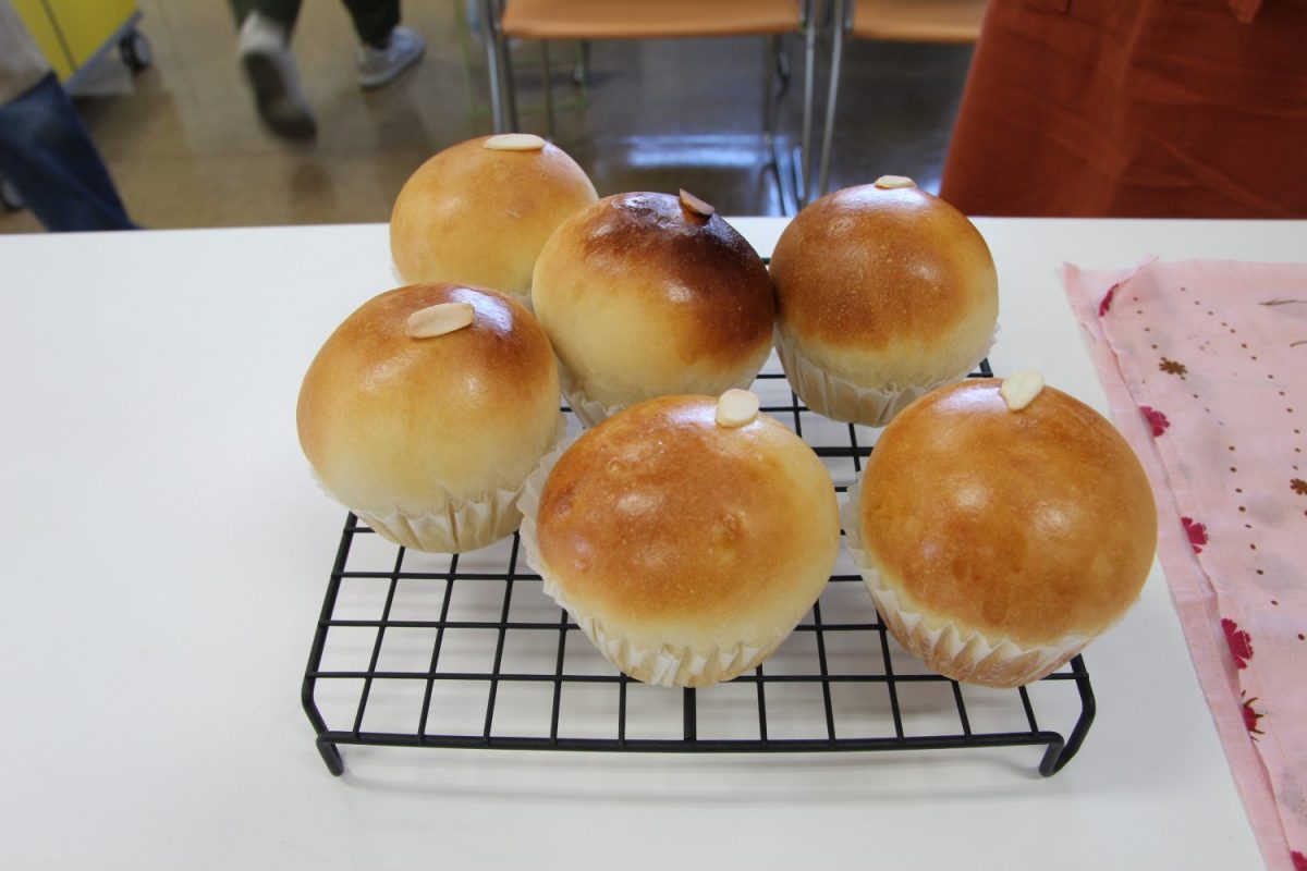 試作に試作を重ねた結果、実践でも綺麗な焼き上がりのぷっくり丸いりんごパンが完成
