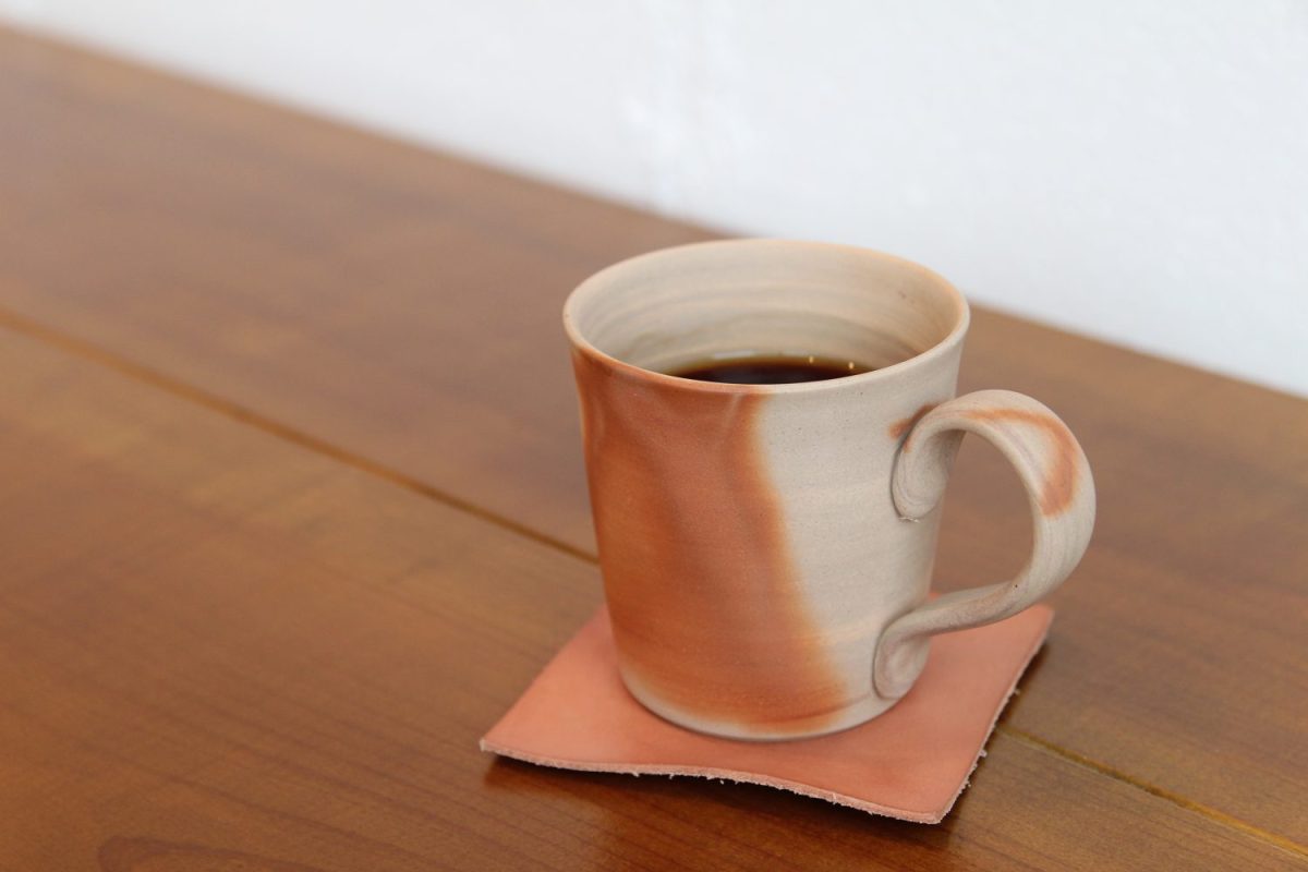 店内では、水をまろやかにするという故郷・岡山の備前焼のカップでコーヒーを提供。コースターも知人の革作家さんが制作したもの