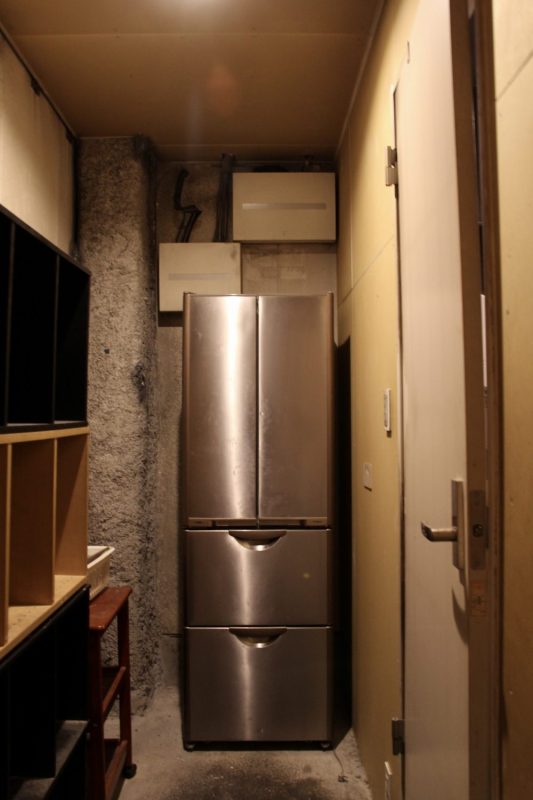 厨房の奥にはバックヤードがあり、冷蔵庫や材料置き場、従業員の控室として使用可能