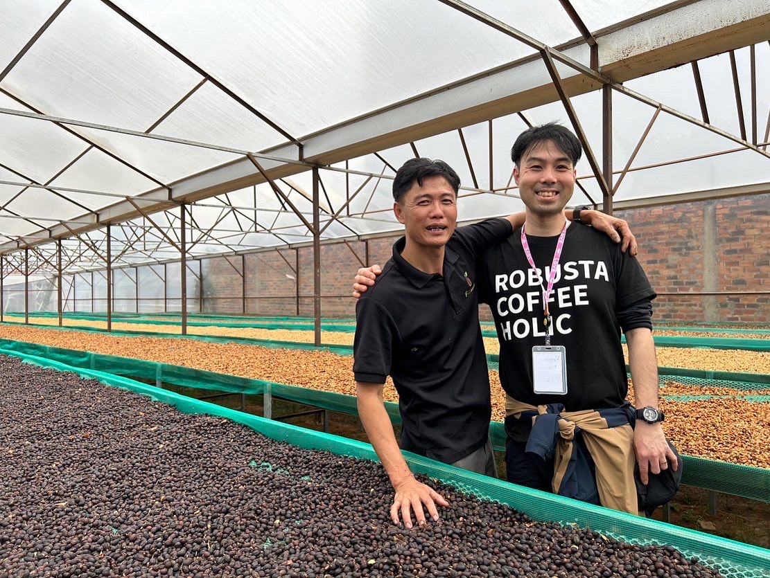 ファインロブスタを生み出したベトナムの「Future Coffee Farm」で、農園主のToiさんと。オープン直前にもベトナムで１日10時間の３日間の焙煎トレーニングを受けたそう。「体力的に過酷でしたが、開業前にこの体験をできたことはとても意味のあることでした」と振り返る