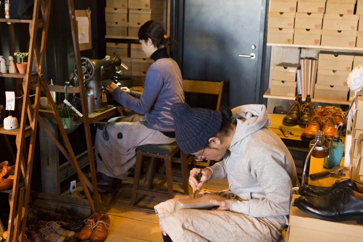 atelier tempo内にある工房で靴を作る中丸さん夫婦。（2017年撮影：鈴木智哉）