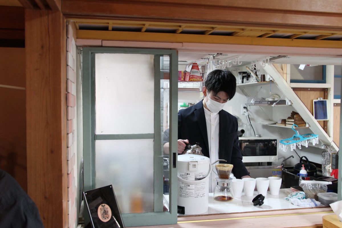 「オナガハウス」のシェアキッチン。取材日はRenovate Japanのスタッフがコーヒーを淹れていた