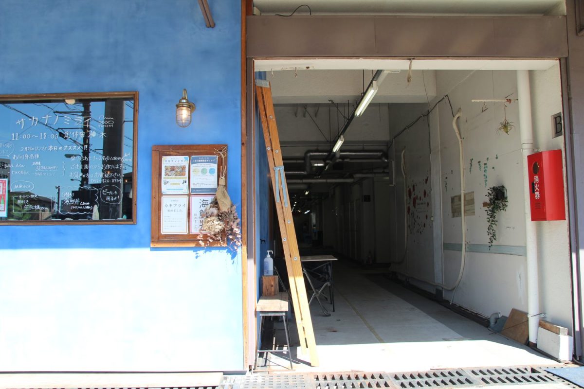 区画69と同じ路面にある、魚を中心とした惣菜店。お店の雰囲気に合わせて外壁も青色に