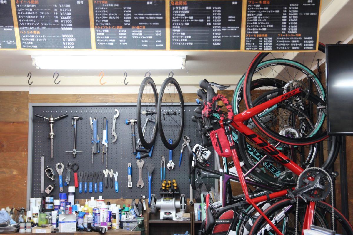 店内や事務所の内装は田渕さんのDIY。近隣を中心に遠方からの来客もあり、自転車にはめずらしい洗車サービスをきっかけに来店する人も多い