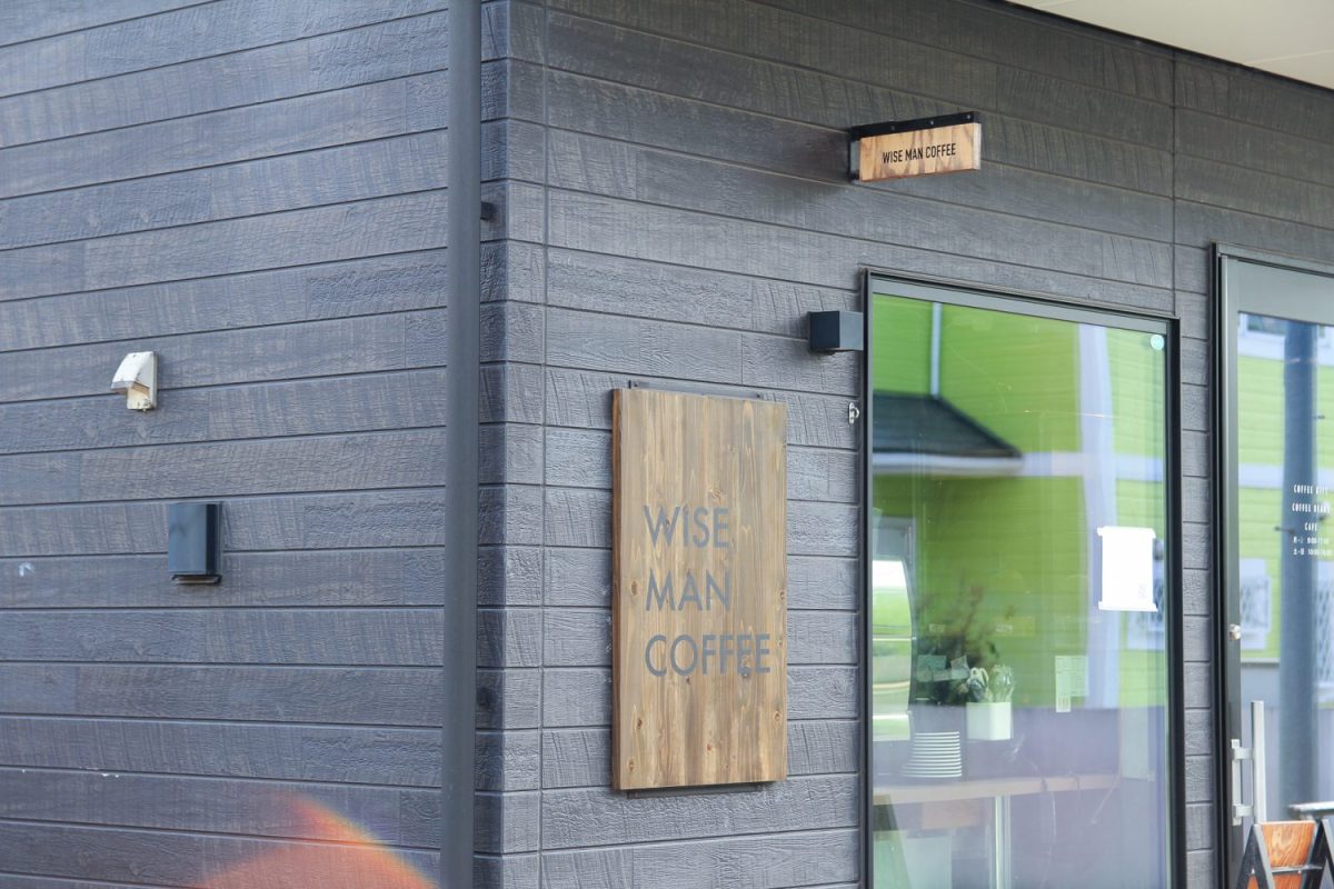 住宅街にあるWISE MAN COFFEE本店。「2階建てて庭スペースもあって、内装の仕事と両立しやすいことからこの場所にしました」