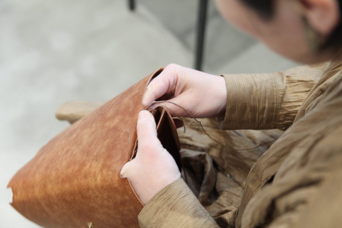 SAFUJIの製品は手縫いのプロセスを大事にしている。加奈子さんが担当