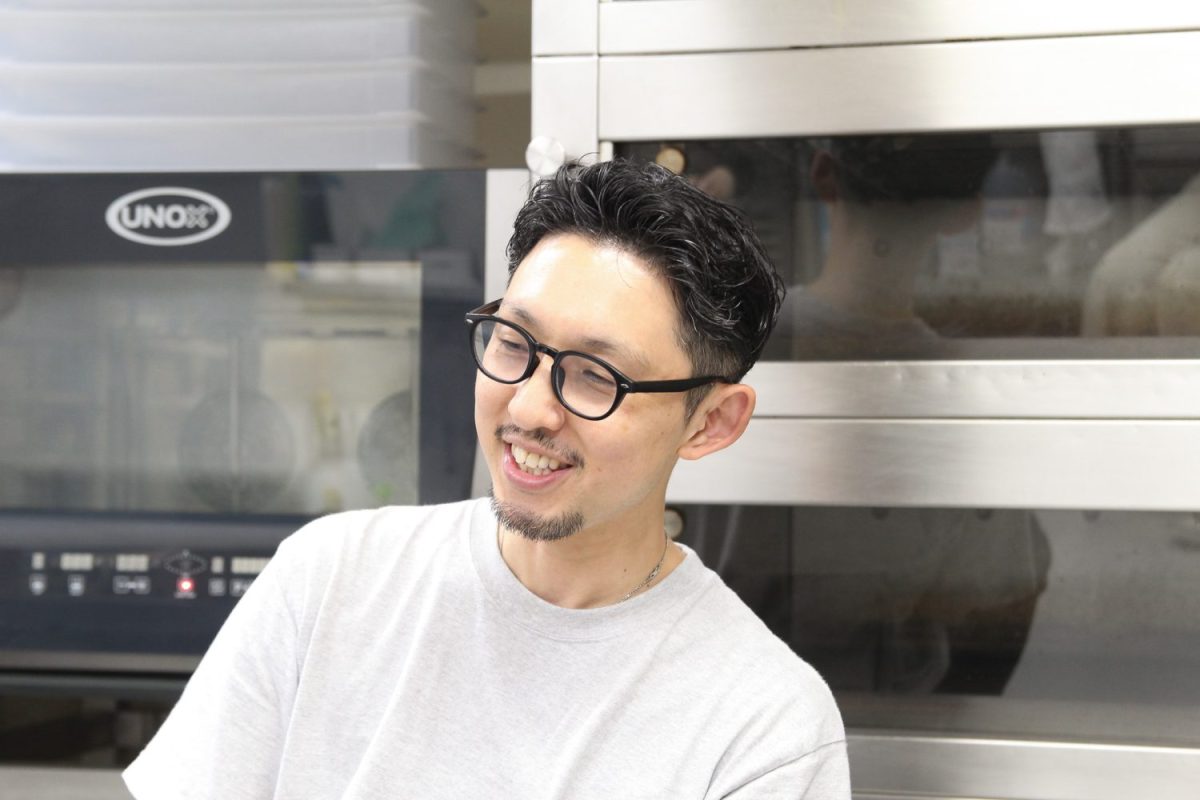 「Bakery MIDMOST」店主の徳永景介さん。オープンして2年が経つ。「最初はスタッフも少ないし書類関係もたくさんあって大変でした」