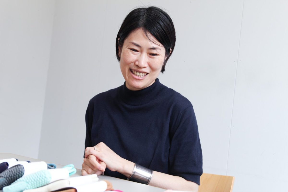 もともとは幼稚園教諭だった由梨子さん。雑貨が好きで新しい世界を知りたいという思いから、25歳の時にデザイン専門学校の夜間部へ入学した