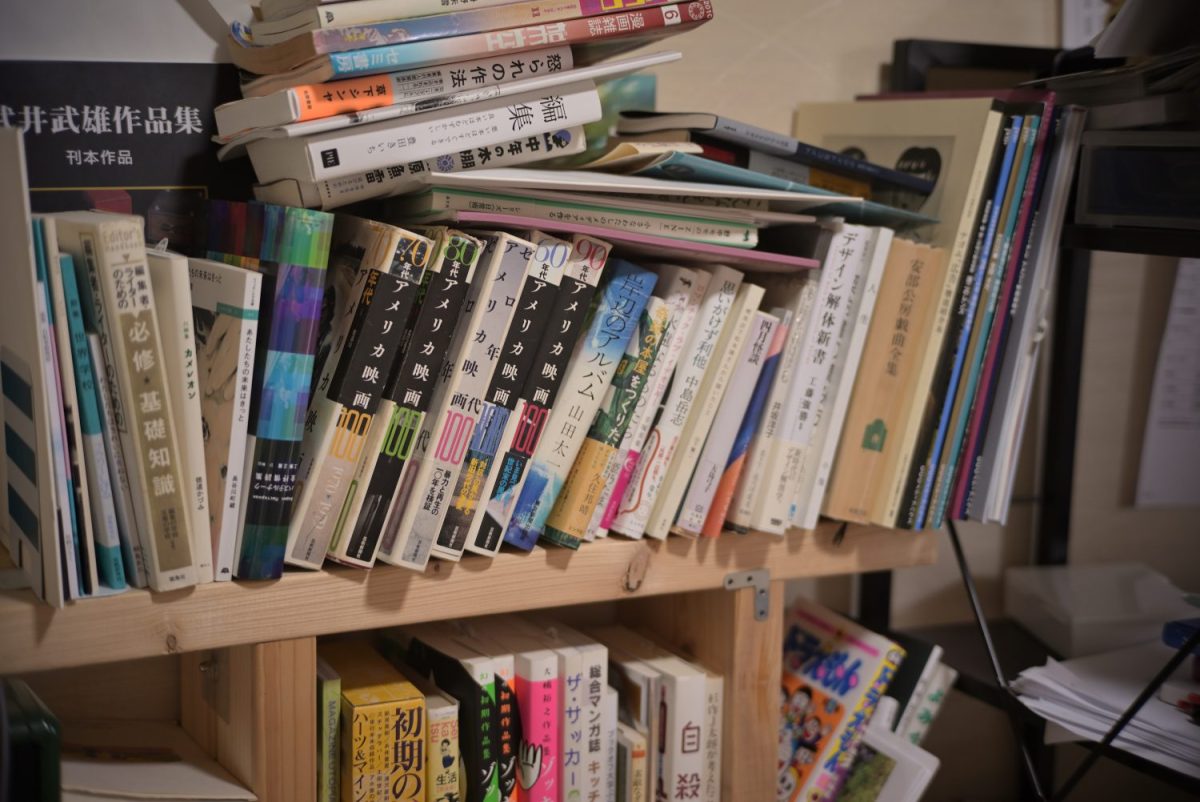 事務所の本棚。出版業関連の本や、10代から好きなカルチャーの書籍が並ぶ。「社名に“滅”なんて入れちゃったのも、僕自身の性格が暗かったことが反映されてると思うんですけど…」と屋良さん