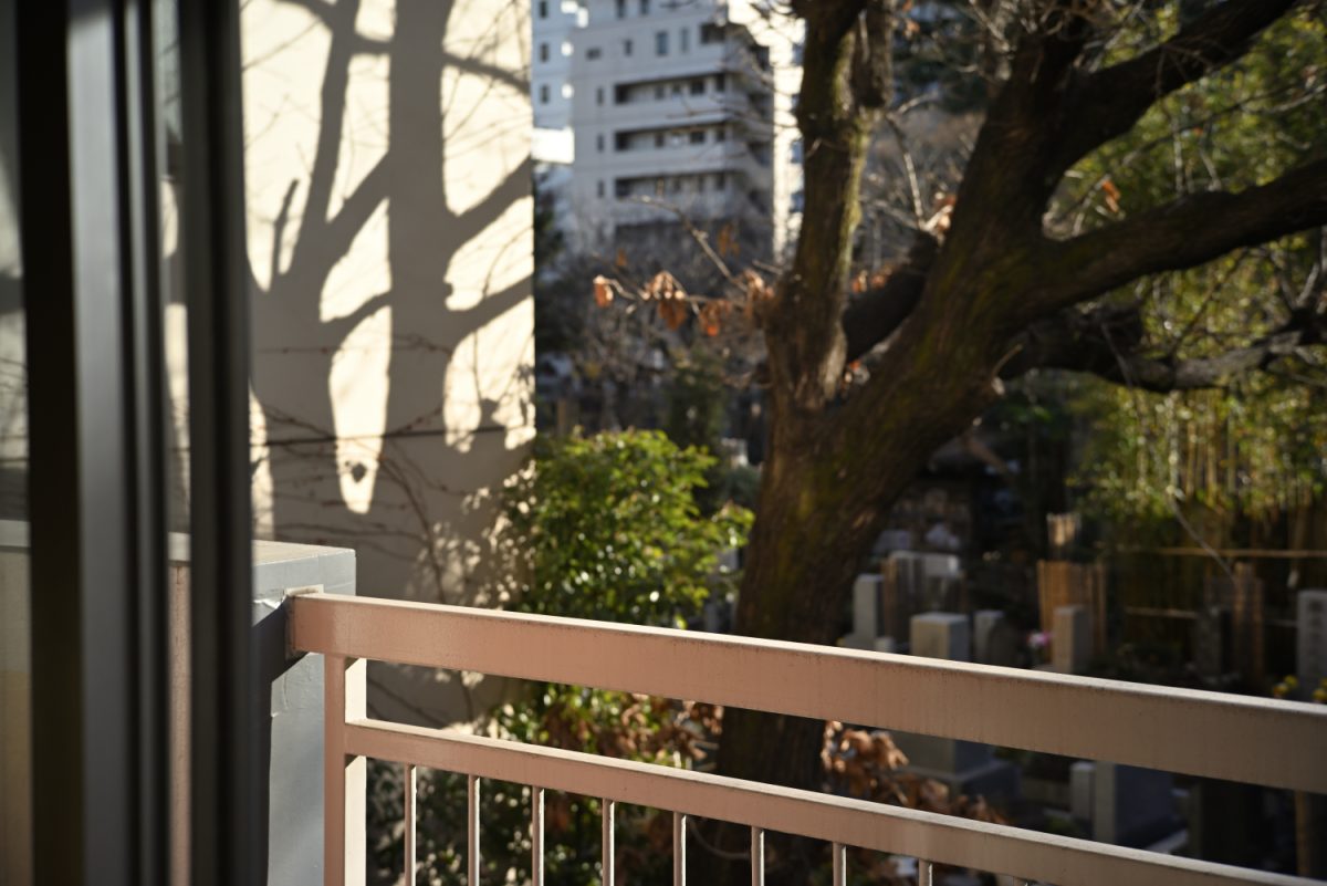 ベランダには洗濯機置き場。窓から見える観音院には、武蔵野市の有形文化財の阿弥陀如来像もあるそう