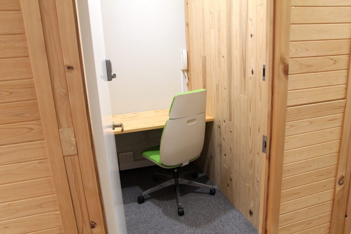 机と椅子はサイズぴったりのものが備え付け。すぐに事務所として使える