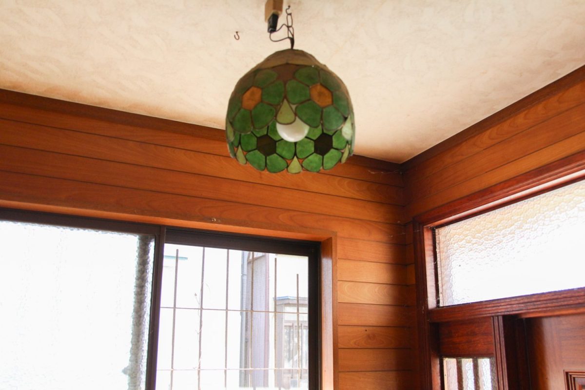 ステンドグラス製のお花のランプがやさしく玄関を照らす