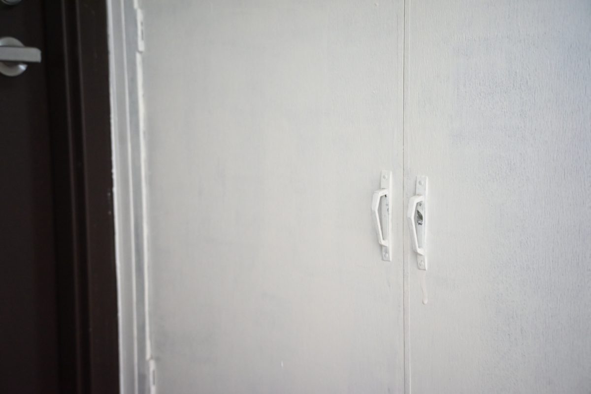 玄関にあるシューズボックスもリノベ済み。木目の風合いの残る白いペンキ仕上げが随所に施されている