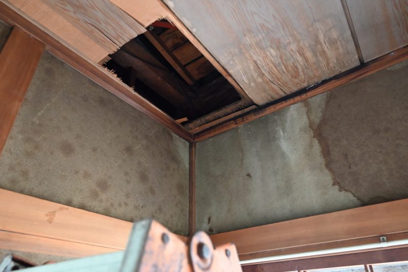 天井に穴が空いている箇所があるため、雨漏りしないよう改装は必須