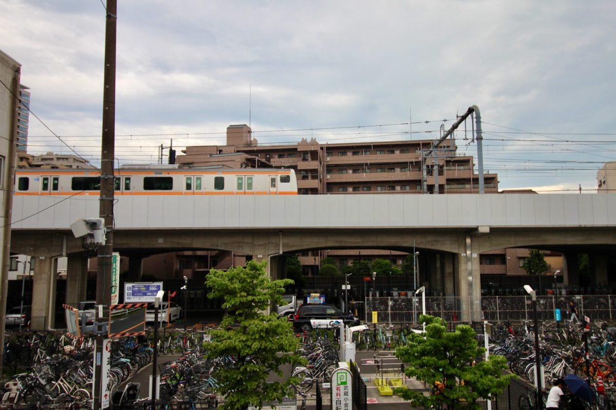 2階の窓からは中央線が見える。この日はあいにくの天気だったが、晴れの日だったら青空とのコントラストが綺麗