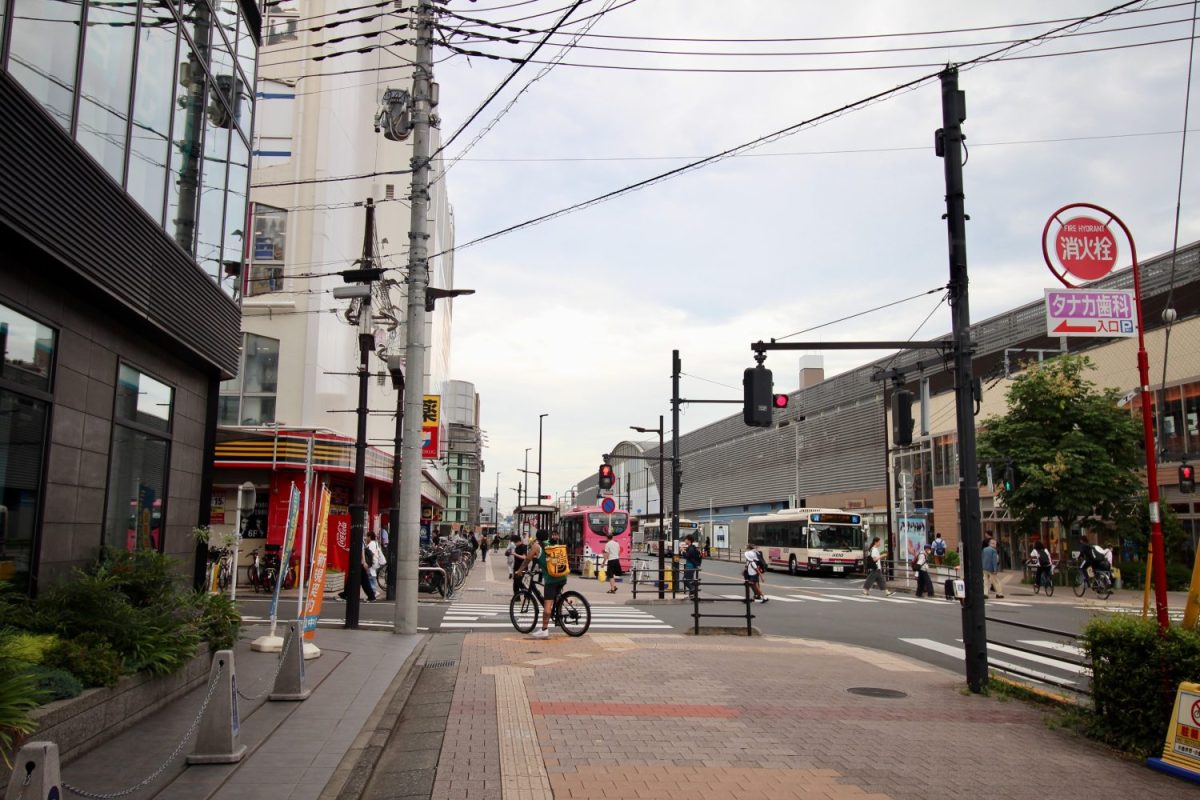 武蔵小金井駅北口のロータリーから、バス通り沿いを左手にまっすぐ進むと物件がある