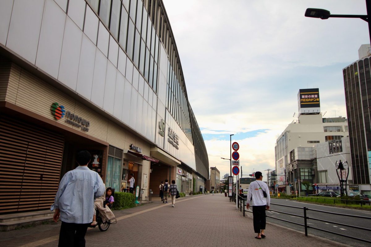 最寄りの武蔵小金井駅の前には商業施設が立ち並ぶ。北には小金井公園、東西には大学があり、緑あふれる学園都市としての一面も