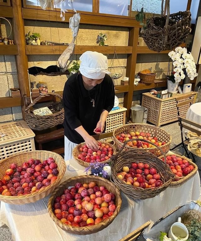 果樹園で収穫した果物を販売。近くでお菓子屋さんを営む人など、毎年季節の訪れを楽しみにしている人が多い