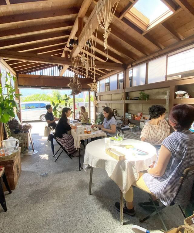 ある日の様子。風が通り抜け、鳥の声や虫の鳴き声が聞こえてくる心地よい空間