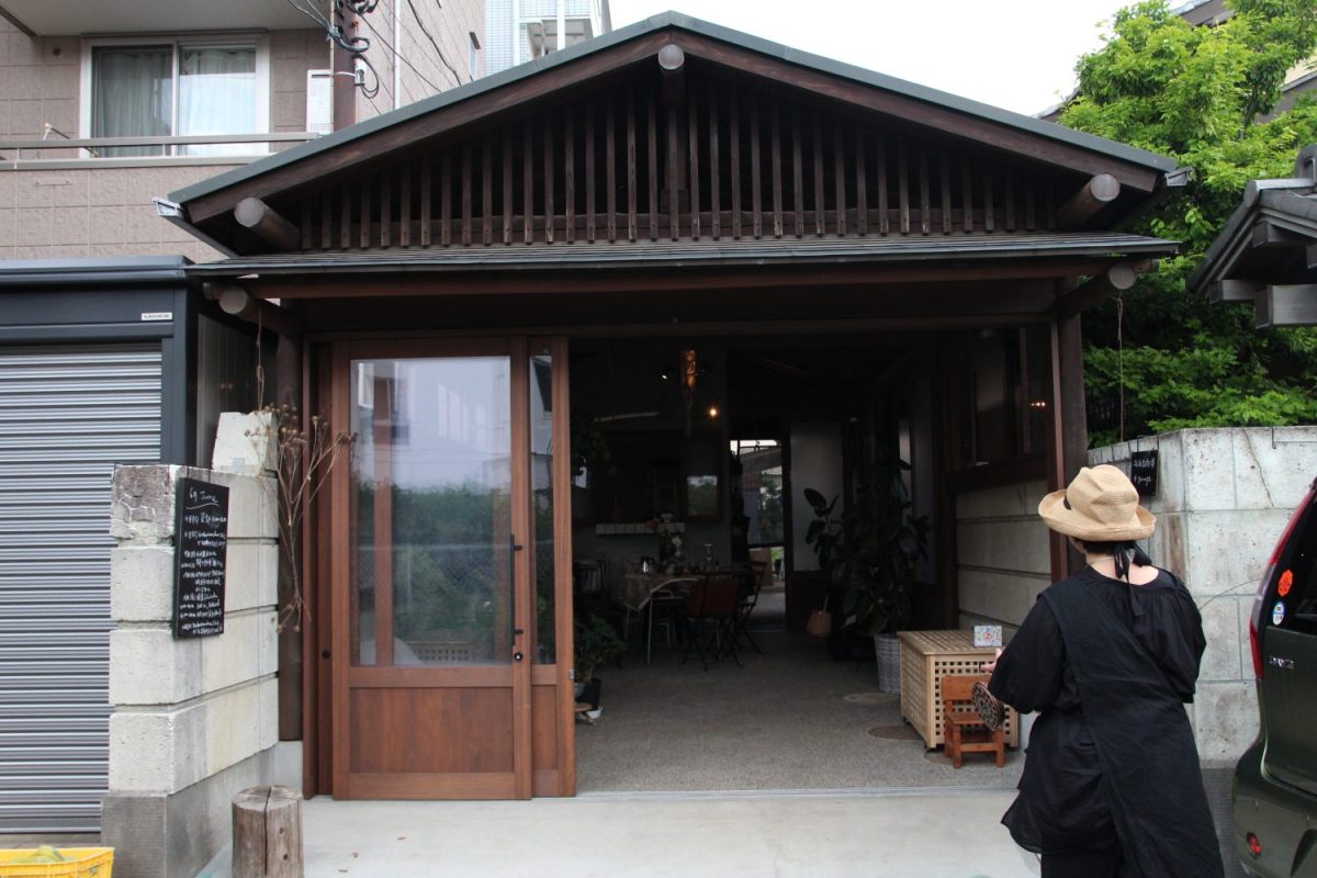 内装はMIWA atelier代表の三輪良恵さんにデザインを依頼。建築家のグループ展示に出店していた三輪さんのデザインが気に入り、声をかけた。ガレージを囲むように木枠の窓や扉を取り付けたのは古瀬さんのアイディアだそう。「傾斜のある地面に木枠を取り付けるのが大変だったようで、ここに一番手間とお金がかかりましたね。完成した時は嬉しかったです（笑）」