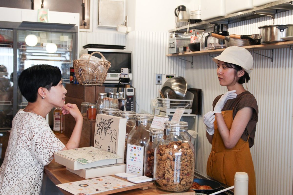 姉の瀬川翠さん（左）と妹の吉川慧理さん（右）。大学の進路を決める際、瀬川さんは被服学科も選択肢にあったとか