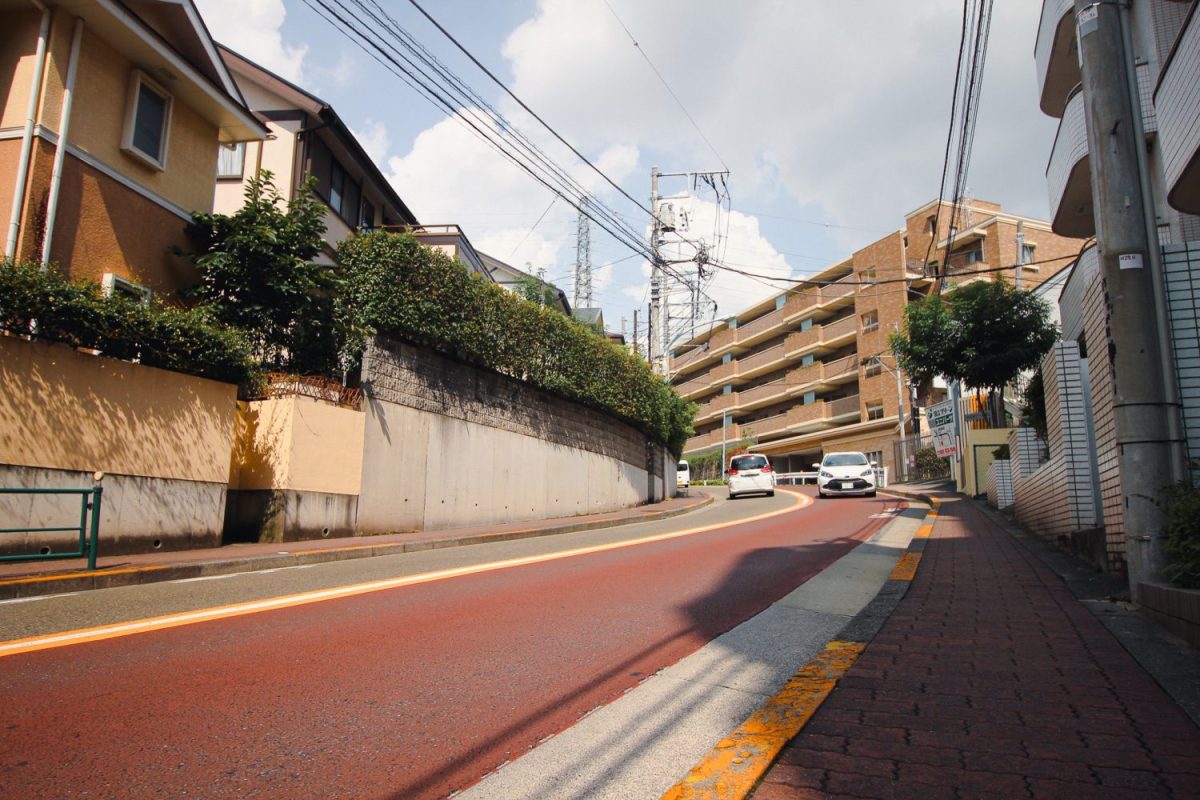 国立駅の北口を出て、ファミリーマートを右折すると見えてくる急なカーブの上り坂