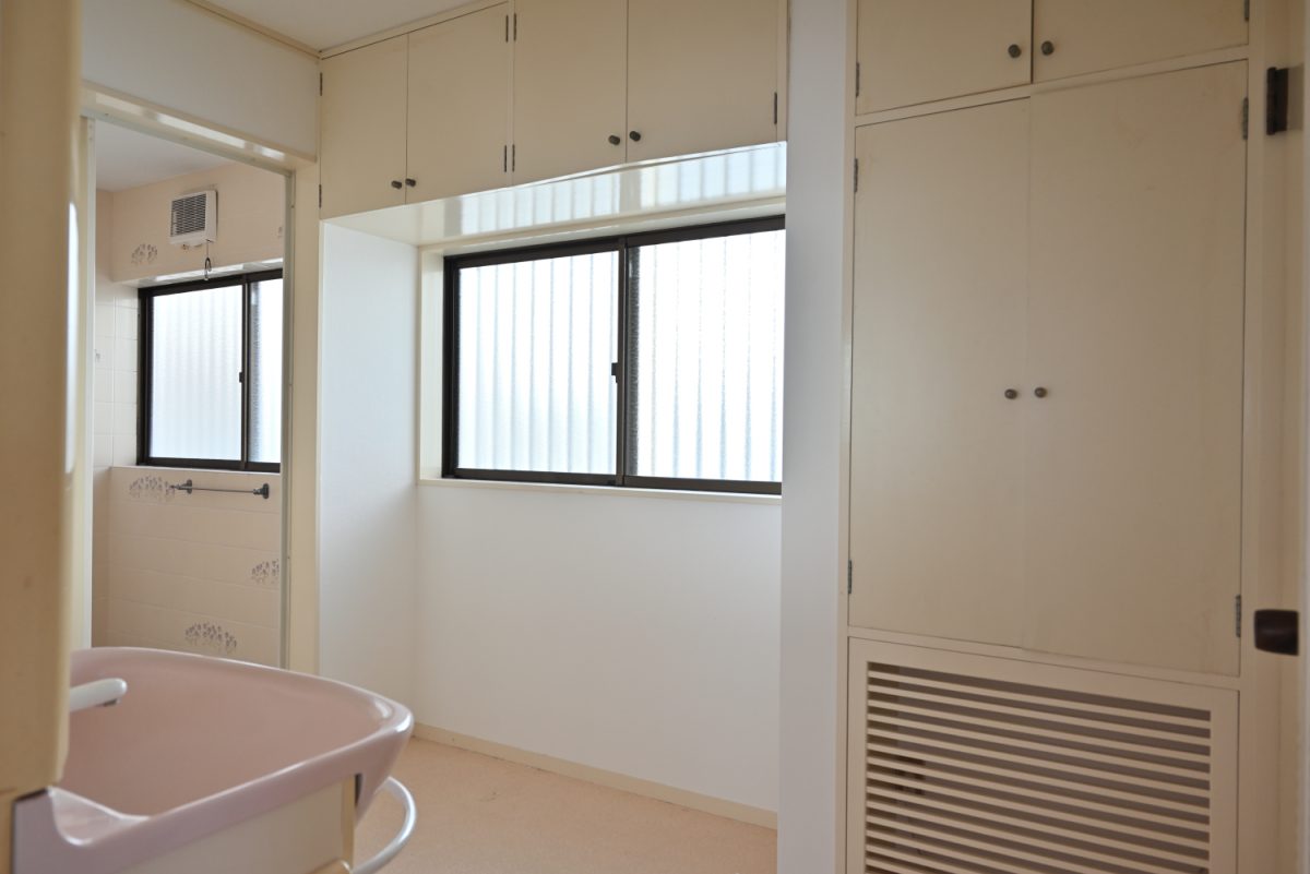 戸棚だけでなく洗面台や浴槽、トイレにいたるまで、部屋ごとにテーマカラーが定められている