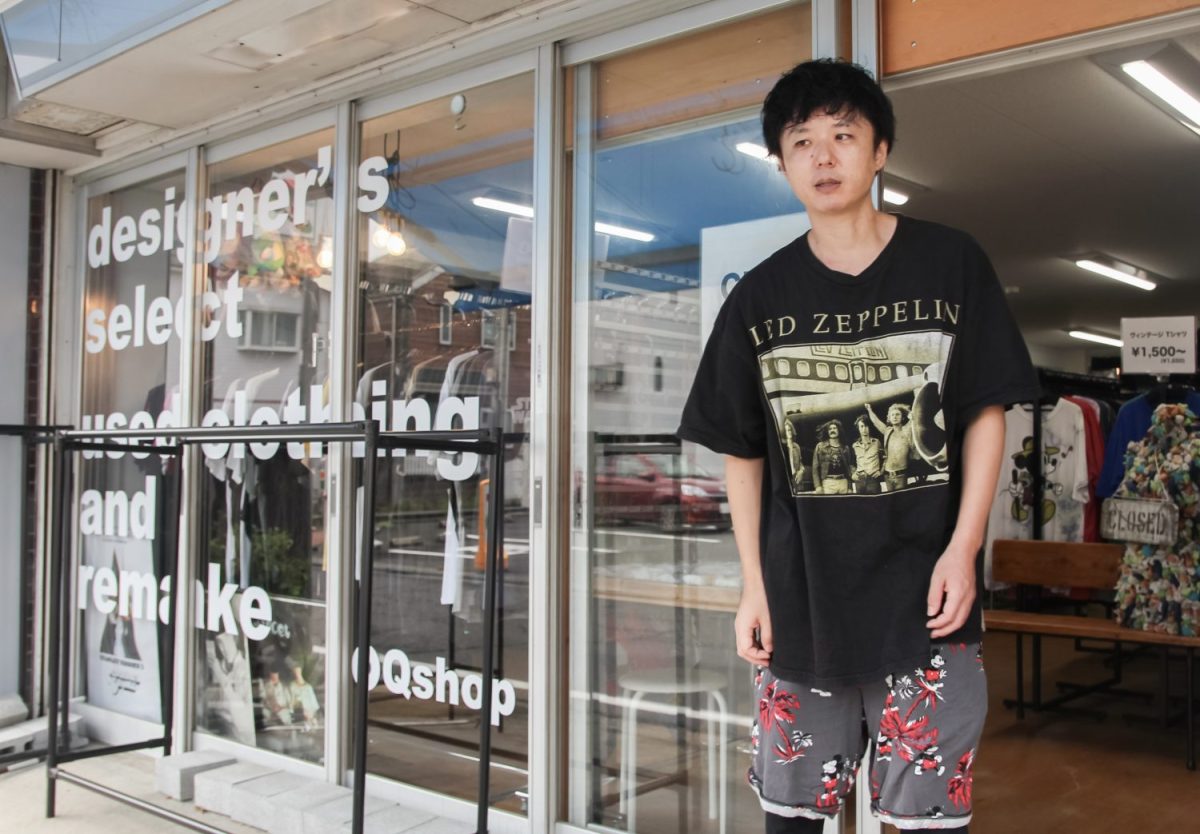 00◯◯の服でコーディネートする塩谷さん。「ただブランドをやるだけじゃなく、お店にしても古着の買い付けにしても、考え方を持ってやっていかないと、自分がやってる意味がないなと思います」