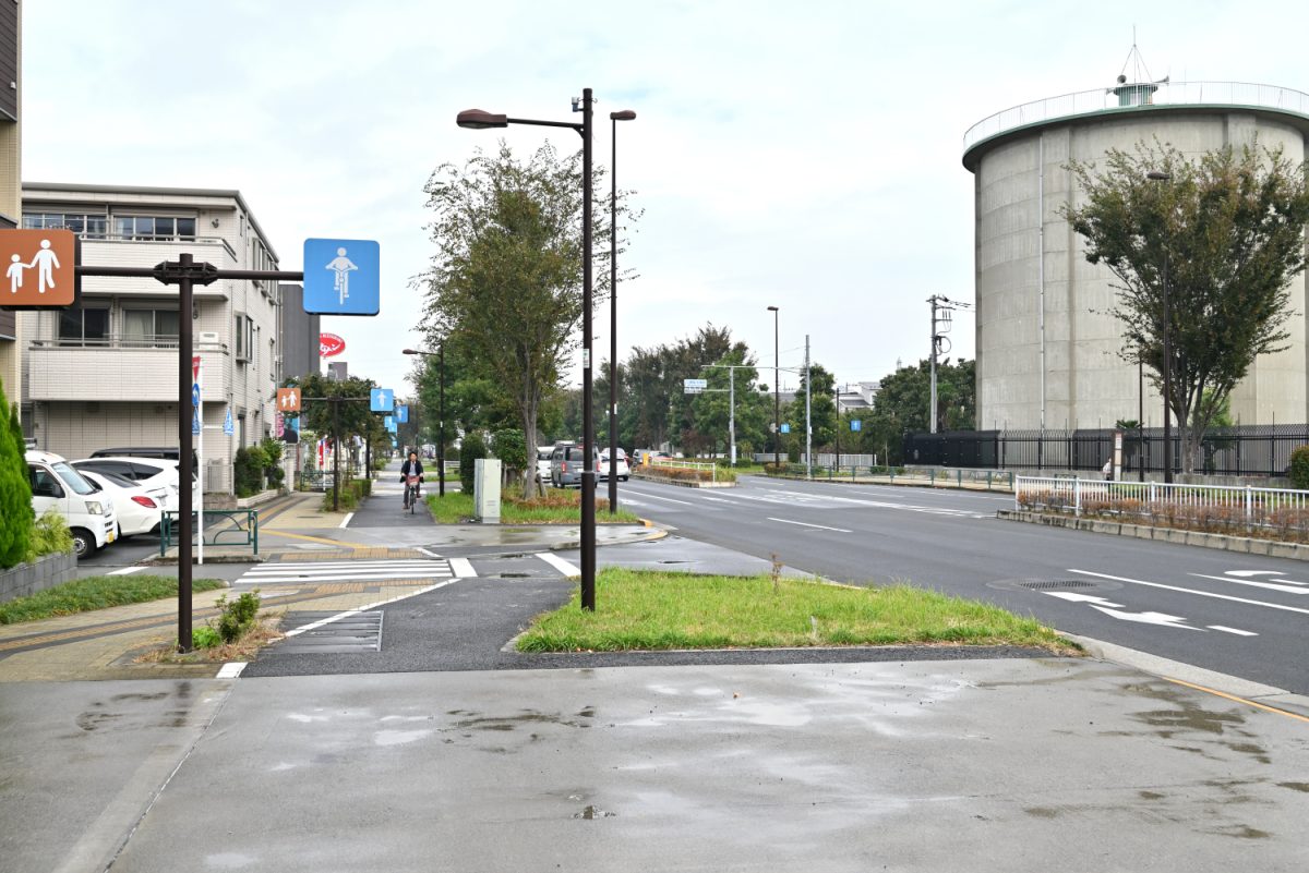 武蔵境通りにある給水塔、奥にチラッと見えるのはファミレスの看板。自転車、歩行者、自動車がゆったりと区分けされていて安心