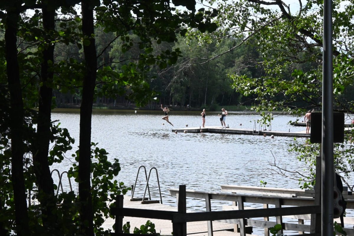 サウナがあるところでは特に、湖へダイブする人の姿もよく見かける（Kuusijärvi, Vantaa）