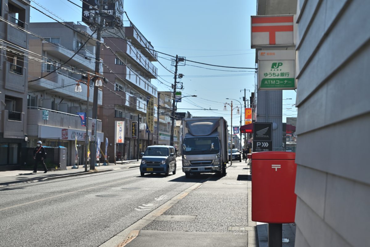 吉祥寺通りは2車線ですが車も自転車、歩行者も通行量多め。ただバス通りなので、スピードはみんなゆっくりめの様子