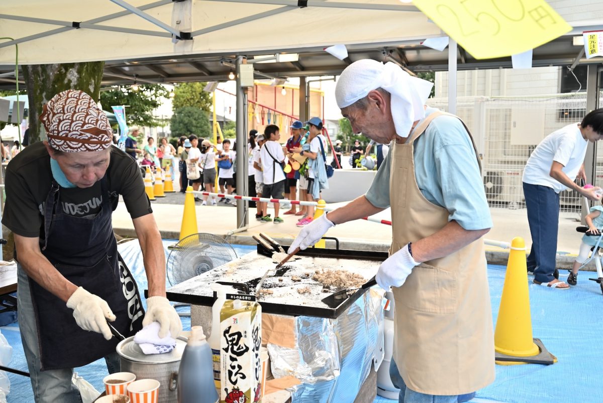 荻原さんはお祭りのやきそば担当。毎年恒例のため慣れた手つきで調理を進める