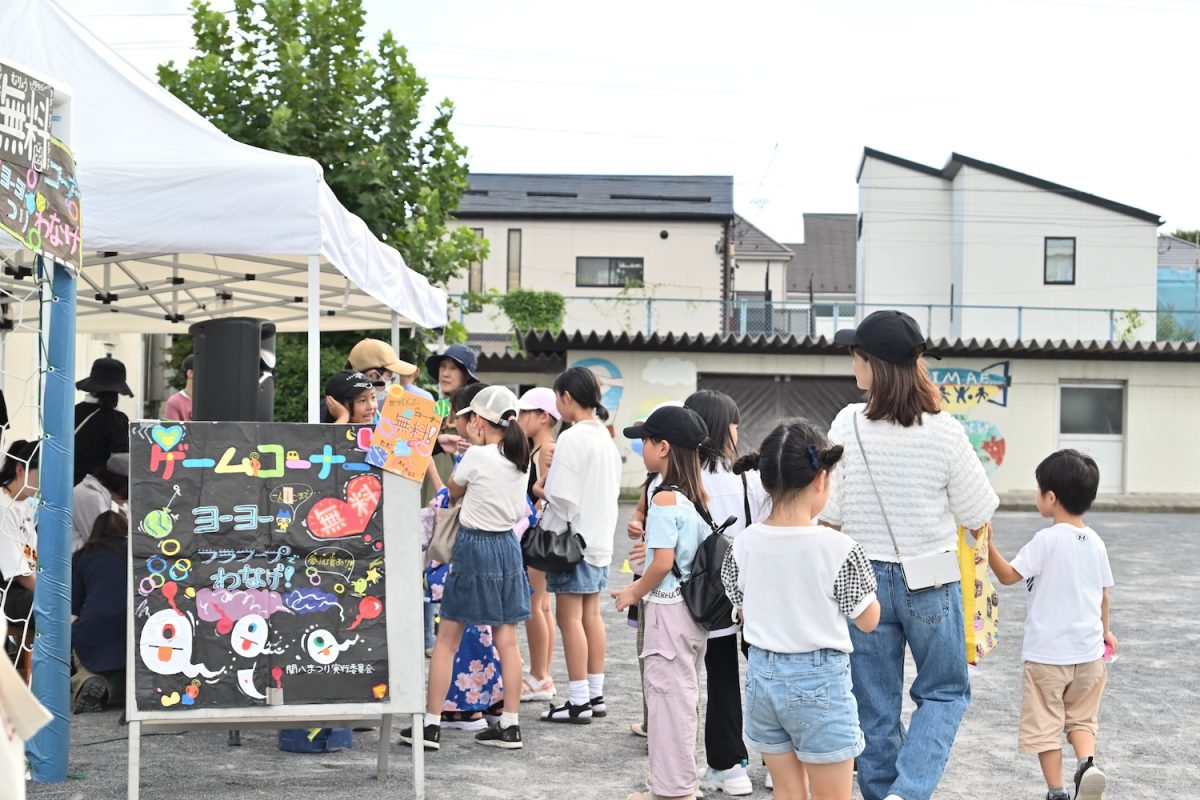 普段通う小学校が1日限りでお祭り会場に。ゲームコーナーは実行委員の手作り