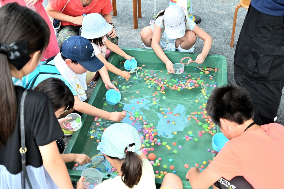 例年、会場には約2000人が集まる。夜になると自宅や通りから花火を楽しむ人も