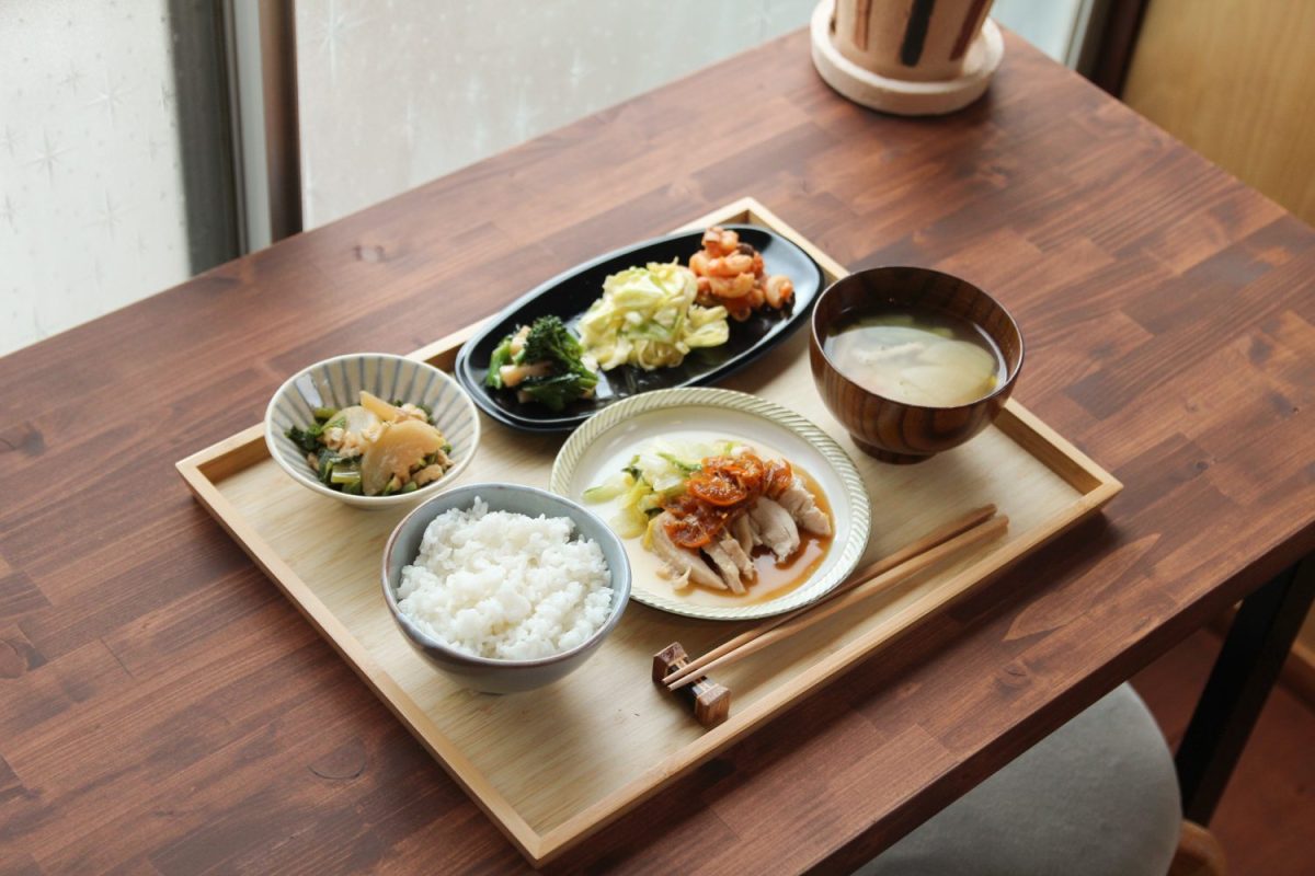 定食のメニューは週替わり。身近にあって、いつでも気軽に食べられる野菜は地味になりがちですが、若木さんの手にかかれば立派なごちそう