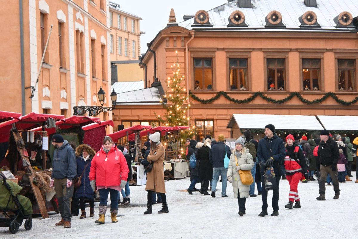 クリスマスマーケットでの一コマ。クリスマスイルミネーションやキャンドルやニットといった冬ならではのアイテム、クリスマスに飲むホットドリンク“Glögi”など、寒さよりも温かさに自然と目が向く