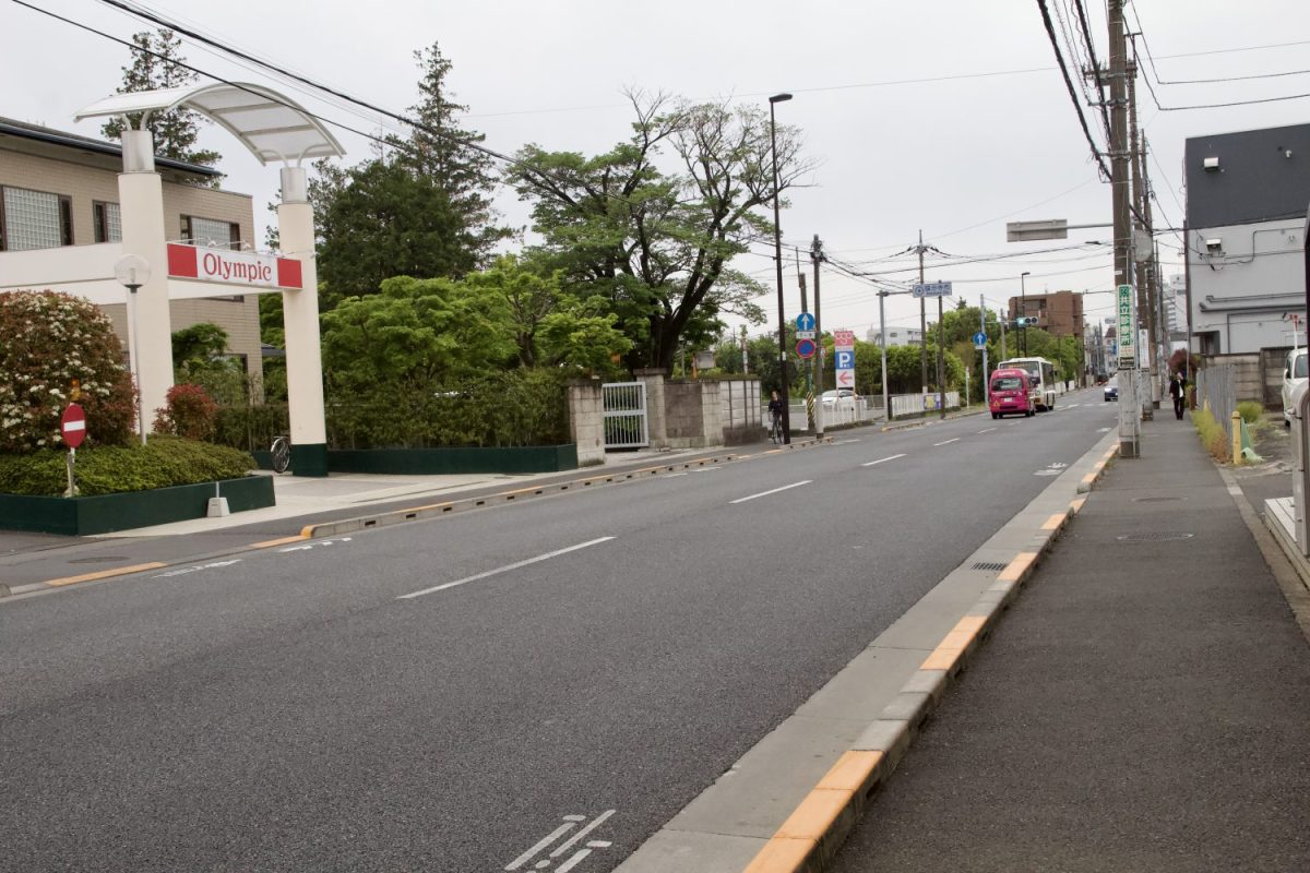 ちょうど小金井市と国分寺市の境にある。店の前には大手スーパーが