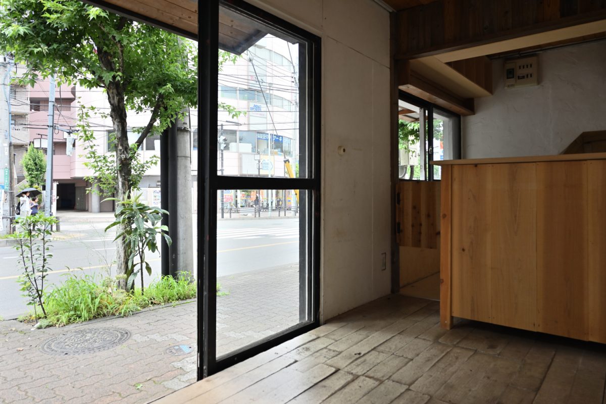 入口の上にはひさしがついているので、少しの雨なら防げそう