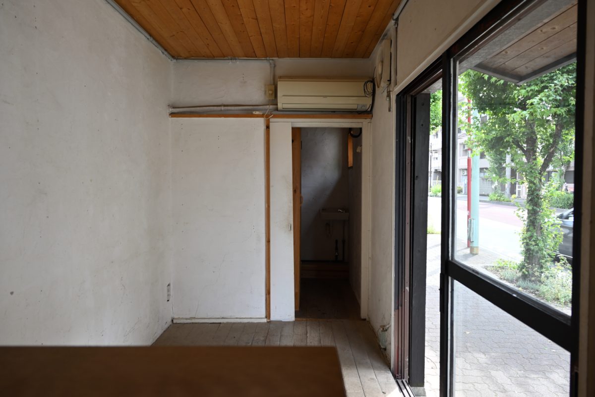 トイレのドア前には広めに壁があるので、出てきた瞬間、外を通る人と目があった…なんて心配がない間取り