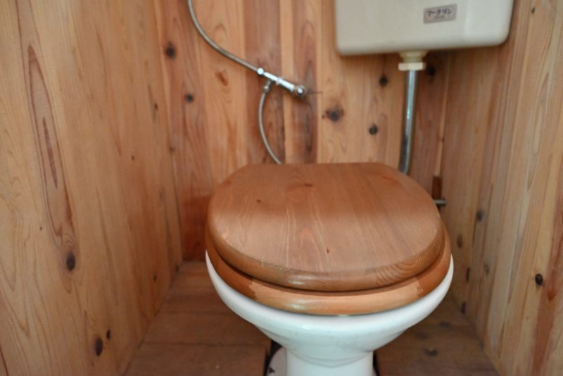 なんとトイレまで木製という徹底ぶり