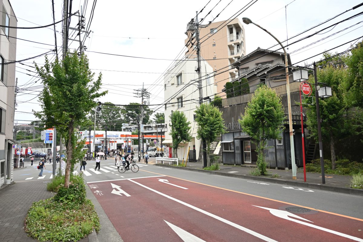国分寺街道、国分寺駅南口に向かう丸山通りの交差点。車も人も自転車も、交通量は多め
