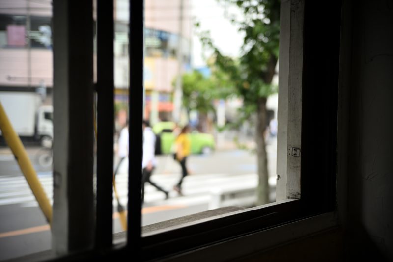 交差点の反対側はコンビニとガソリンスタンド。学生だけでなく、朝夕は出勤・帰宅の人たちも行き交う