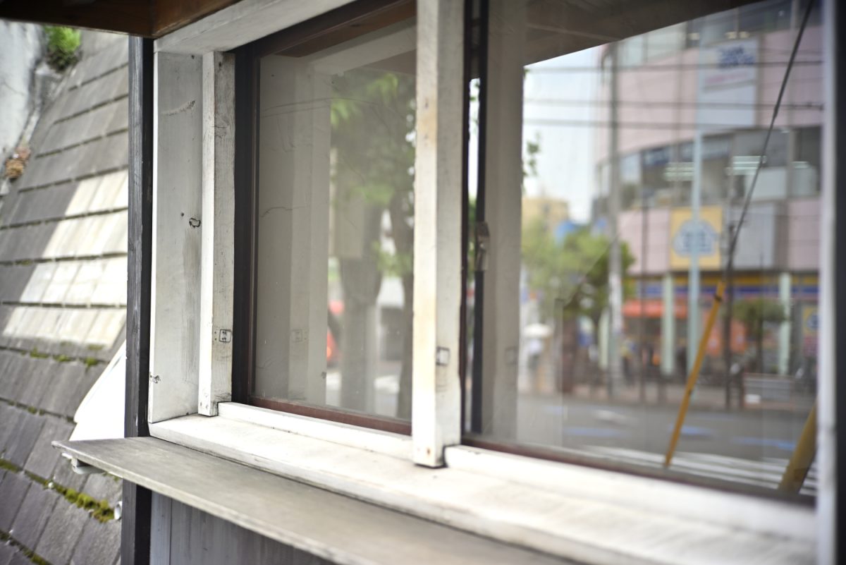 小窓越しに会話をする風景が目に浮かんでくるよう