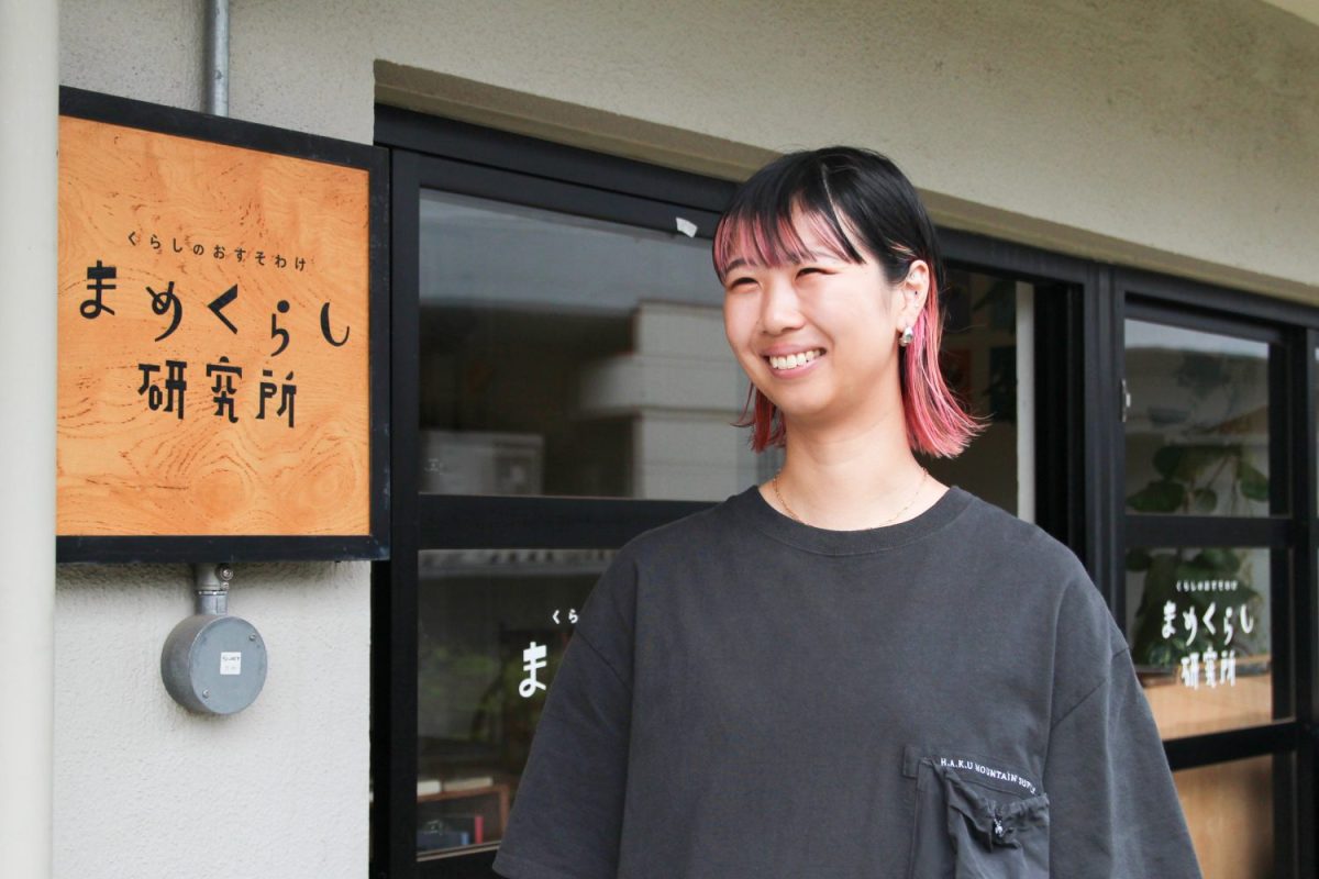 女将の宮田サラさん。高円寺アパートメントA棟の店舗兼用住宅で、つくり手のこだわりが詰まったアイテムを集めたセレクトショップ「まめくらし研究所」を営んでいる 