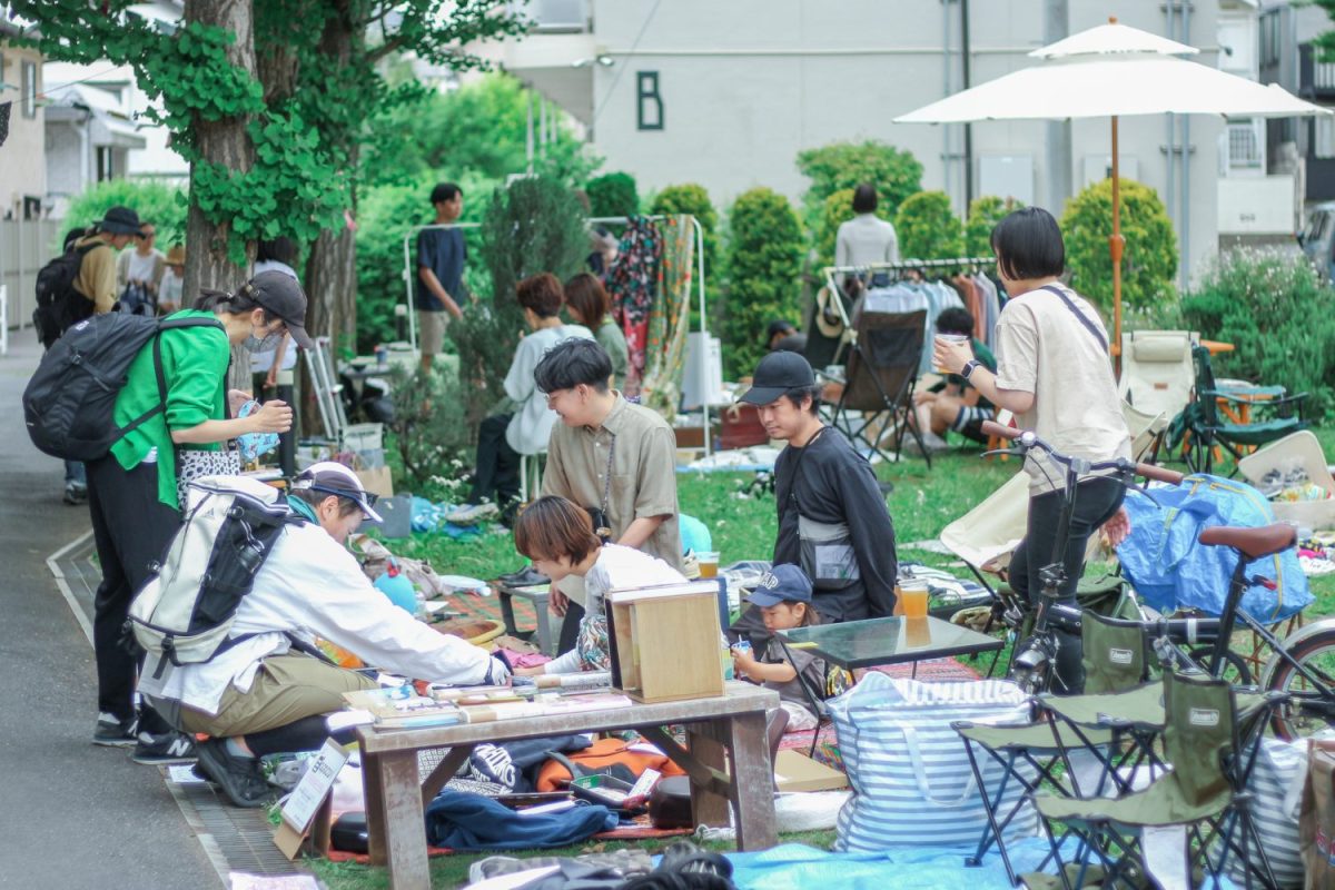 高円寺アパートメントに住む人が企画するマルシェなどのイベントが開催される芝生広場。普段は子どもたちが遊ぶ風景も