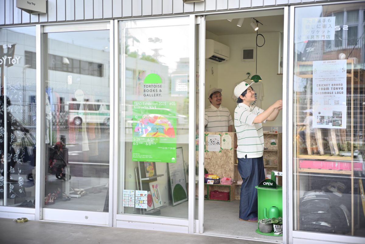 お店は在庫管理の場所でもある。店名のTORTOISE（カメ）は2人が飼っているカメにちなんだ