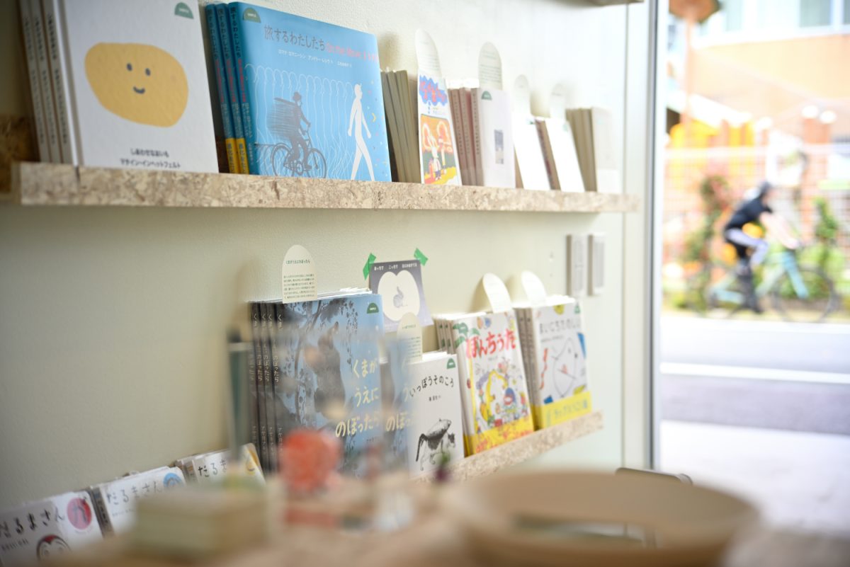 お客さんは通りかかりの人、展示を目当てに遠路足を運ぶ人などさまざま。子どもの絵本を見に来て、自分用の本を見つけるお客さんも