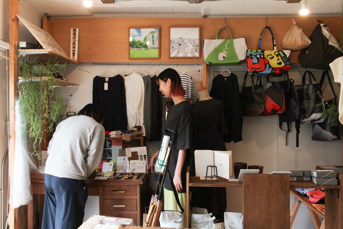 高円寺アパートメントの店舗兼住居に住み、セレクトショップ「まめくらし研究所」も運営する宮田さん